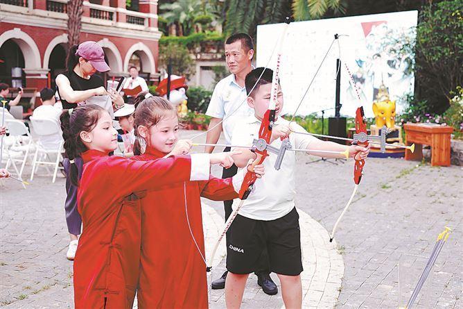 　小朋友在鼓浪屿故宫文物馆体验&ldquo;射五毒&rdquo;民俗活动。　　（鼓浪屿故宫文物馆 供图）