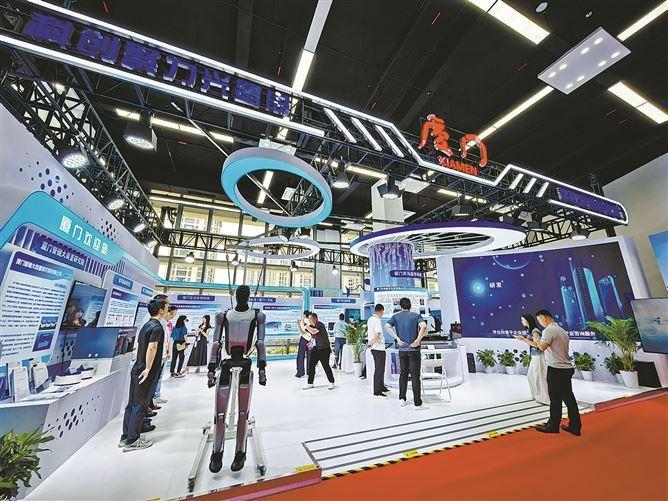 海创会厦门市展区的高科技成果吸引客商的关注。