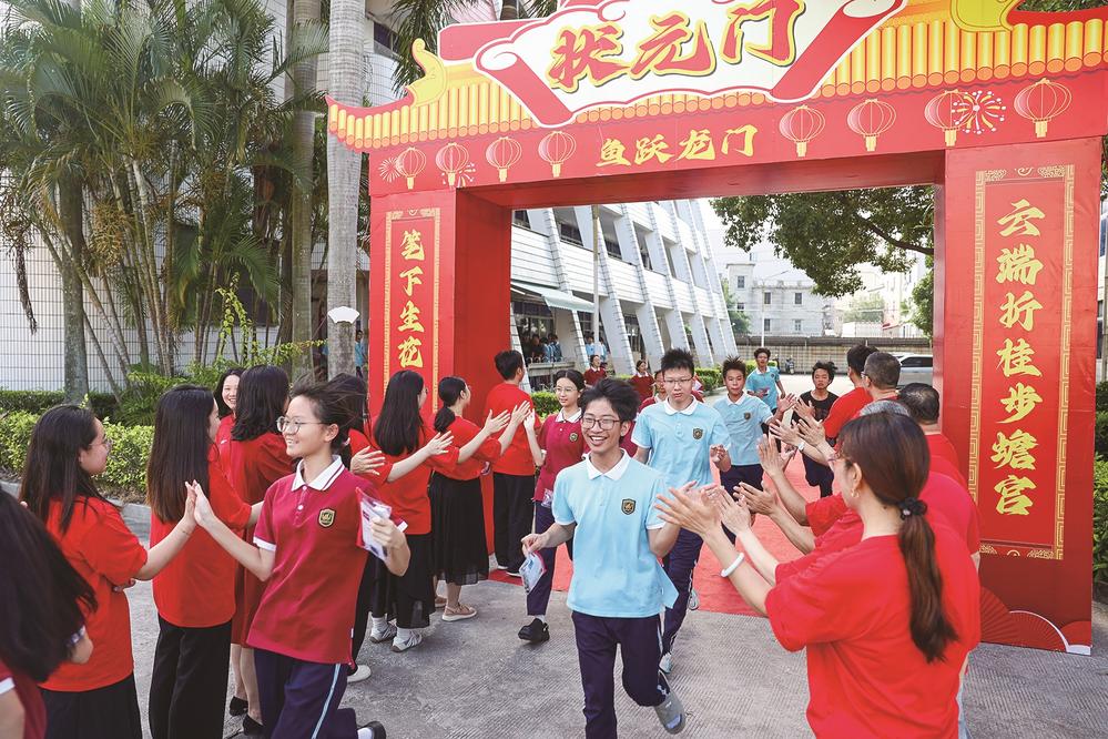 10000多名石狮学生参加中考