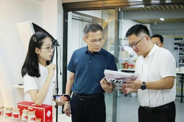 云霄县县长带队调研商贸服务业工作