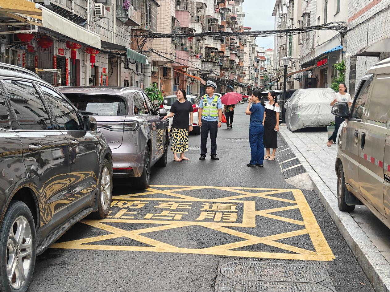 长泰：多部门联动整治 破解群众“停车难”