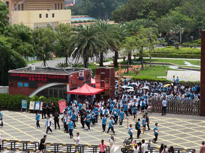 中考收官！泉港考场这些瞬间太治愈了