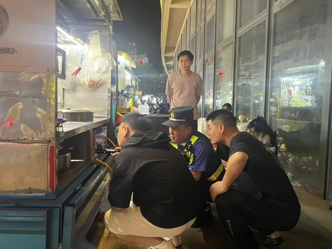平安云霄丨气罐暴晒“烤”问安全 城管速动“汗”卫平安