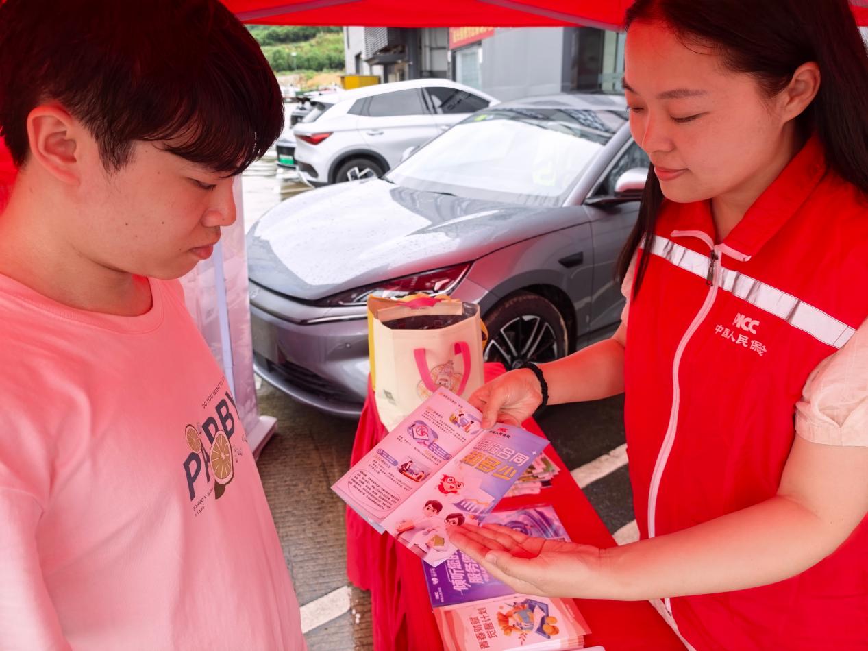 人保财险泉州第六营业部：防非宣传进车行 筑牢金融风险防控网