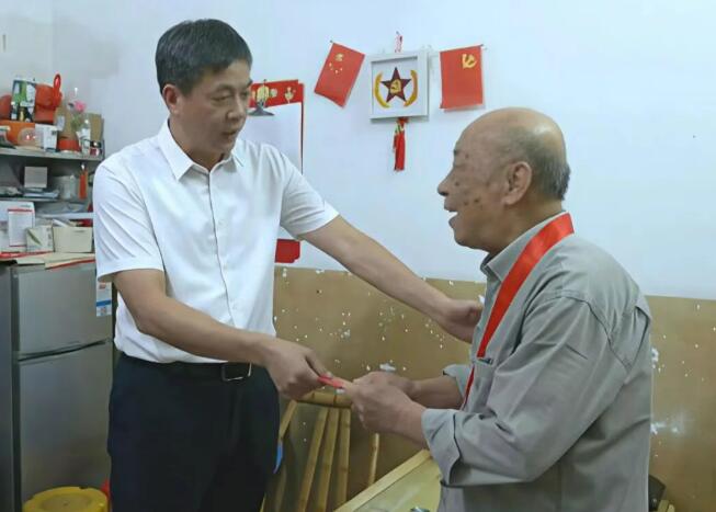 迎七一送关怀 芗城区区长走访慰问辖区老党员