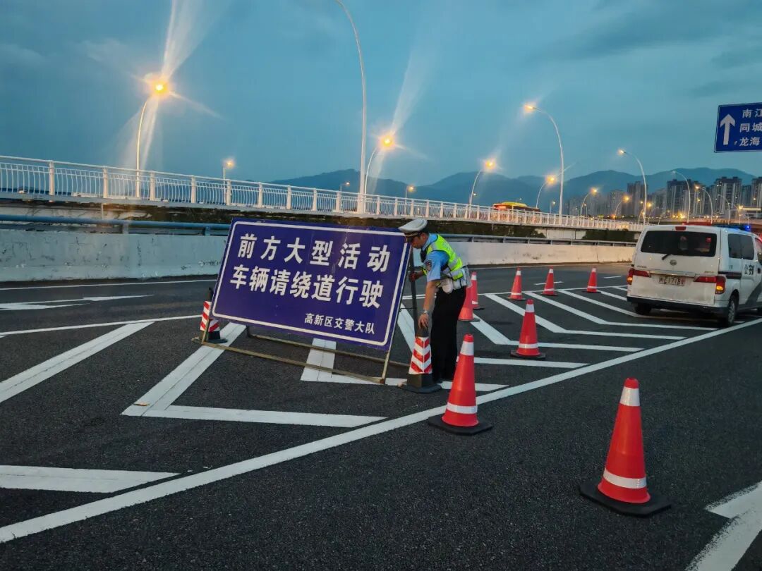 漳州高新交警全力筑牢残泳锦标赛开幕式交通防线