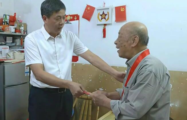 迎七一送关怀 芗城区区长走访慰问辖区老党员