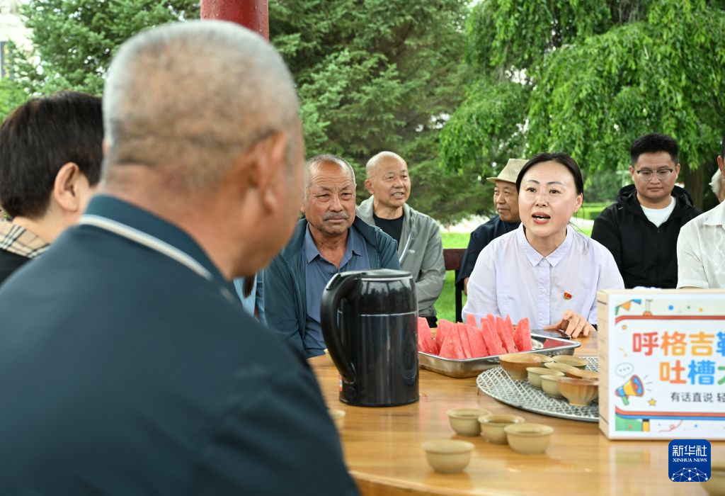&emsp;6月29日，呼格吉勒社区党总支书记、居委会主任姚春艳（右二）在活动中解答社区居民问题。