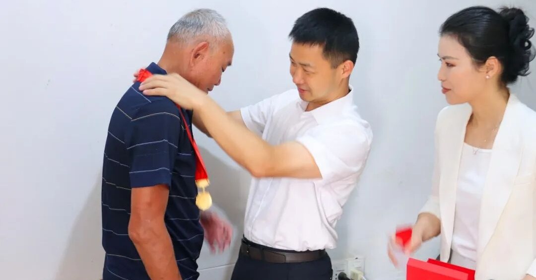 洛江区政府区长郭宁带队开展“七一”走访慰问活动