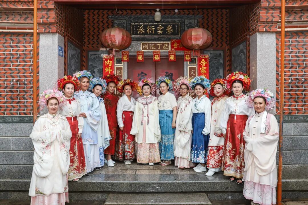 头顶花园遇见中亚来客！黎明大学中亚研修班走进蟳埔体验“簪花围”非遗之美