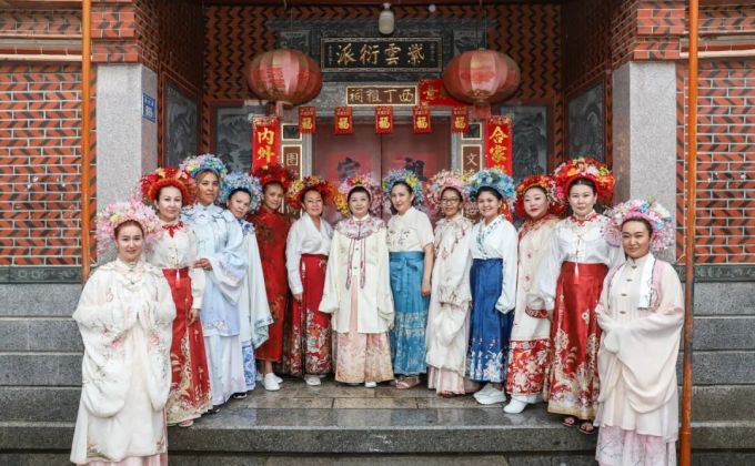 头顶花园遇见中亚来客！黎明大学中亚研修班走进蟳埔体验“簪花围”非遗之美