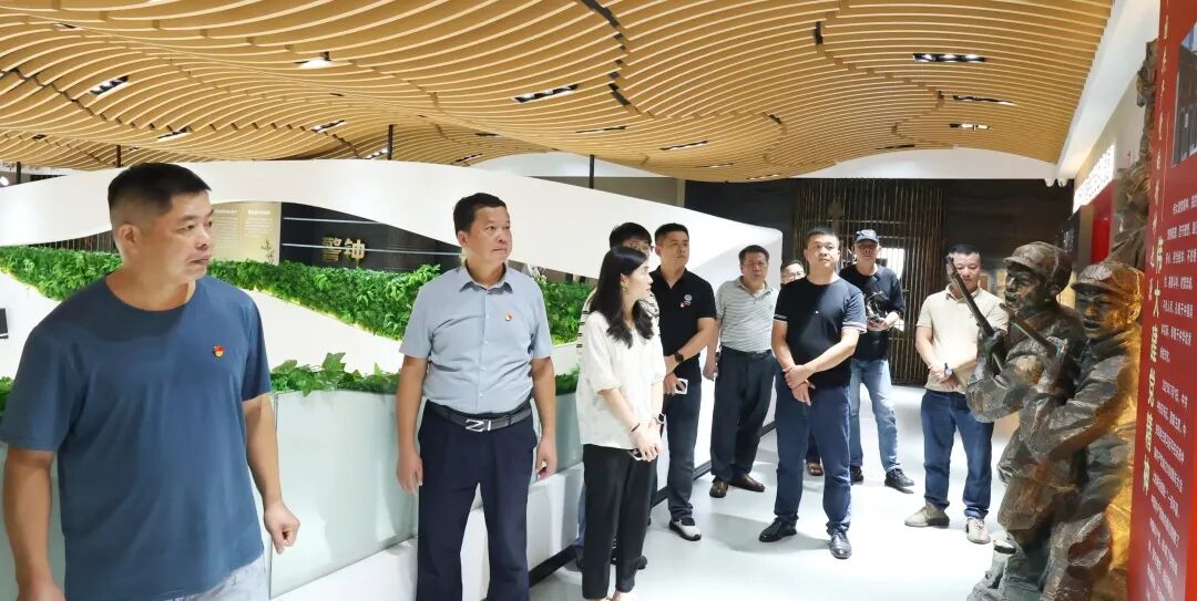 党建展厅参观现场.jpg