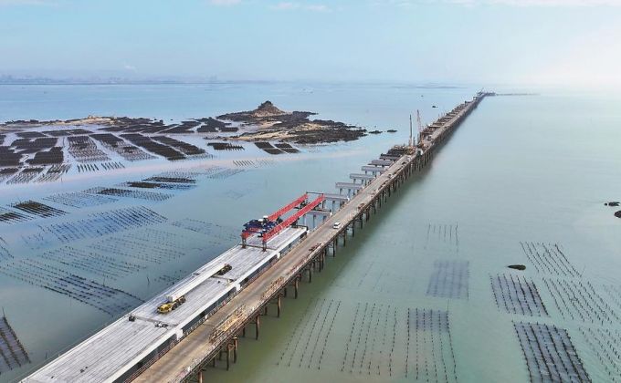 湄洲湾港泉惠石化码头项目钢栈桥及施工平台全部搭建完成