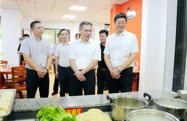 云霄县委县政府主要领导到云陵镇调研并座谈