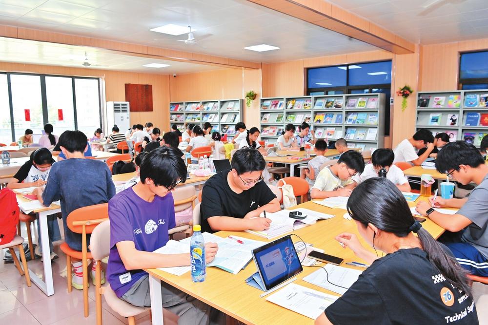在静谧书架间寻一抹清凉  南安掀起暑期阅读热潮