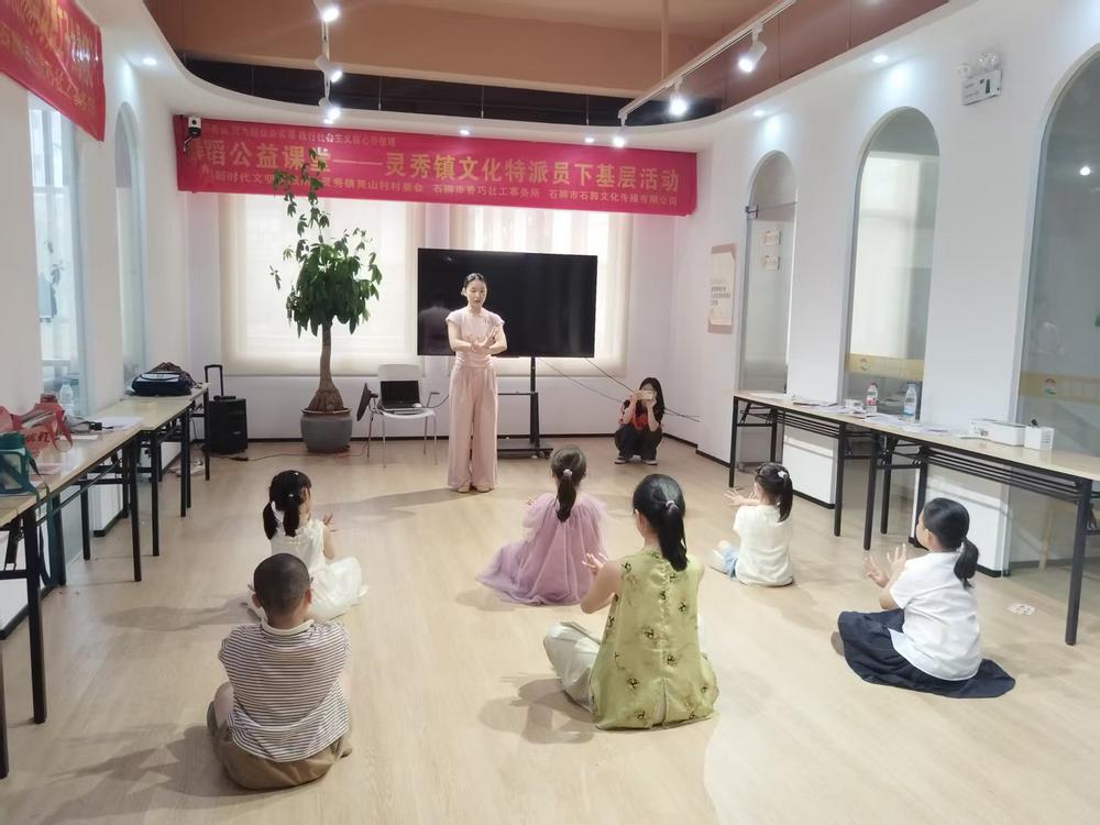 石狮：文化特派员丰富孩子们的暑托课程