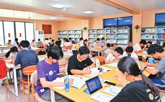 在静谧书架间寻一抹清凉  南安掀起暑期阅读热潮
