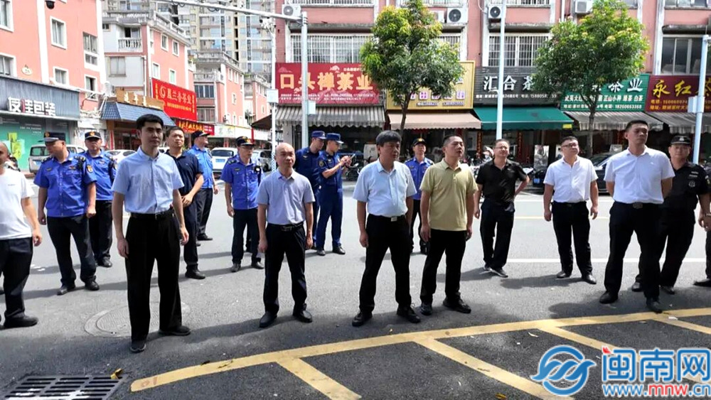 芗城：新城综合大市场商户自主启动违建整改拆除