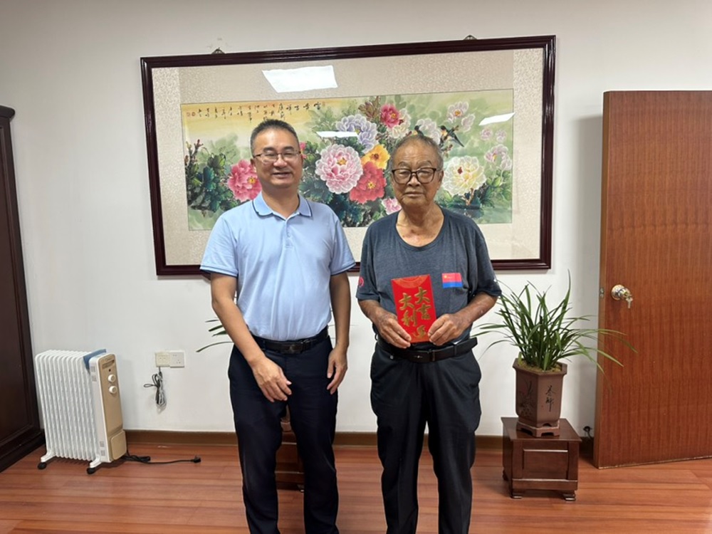中国人寿南靖县支公司开展“七一”走访慰问退休老党员活动