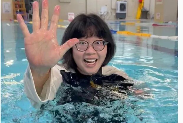颜如晶挑战泳池暴走5公里瘦1.15公斤 医生紧急提醒