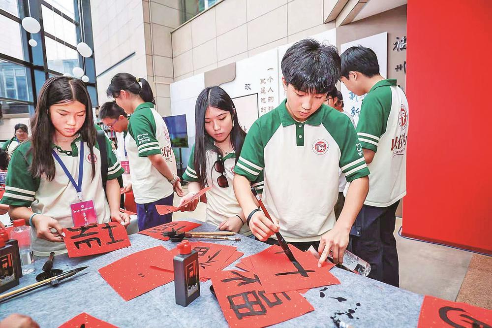 美籍华裔青少年来闽参观交流