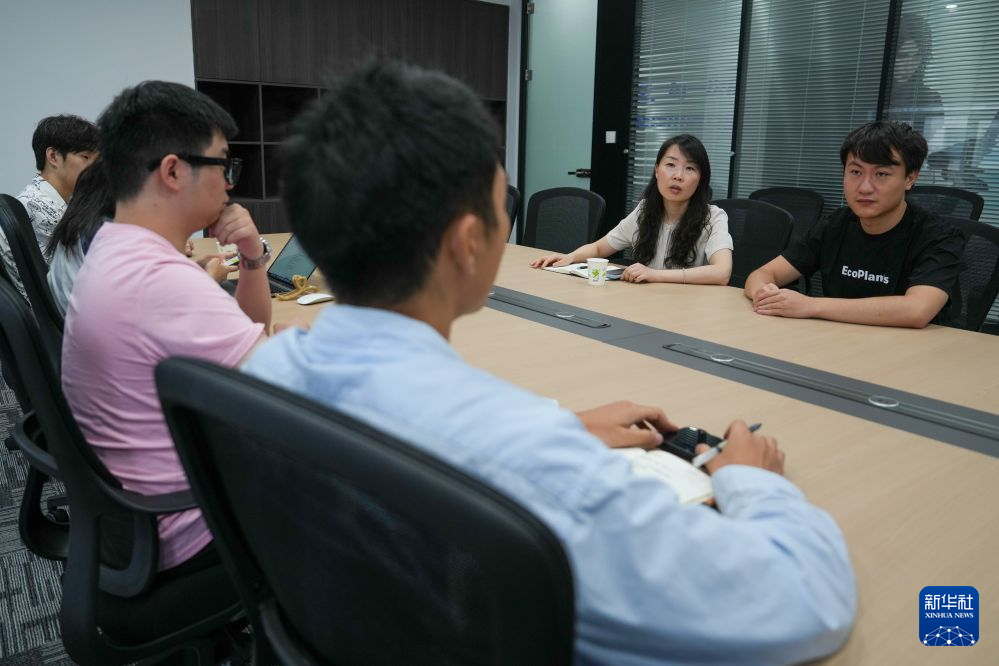 7月20日,南京市建邺区企业服务专员周茜(上排右二)来到建邺高新区极客码头OPC社区,与创业者们交流,靠前了解、对接企业经营发展情况。