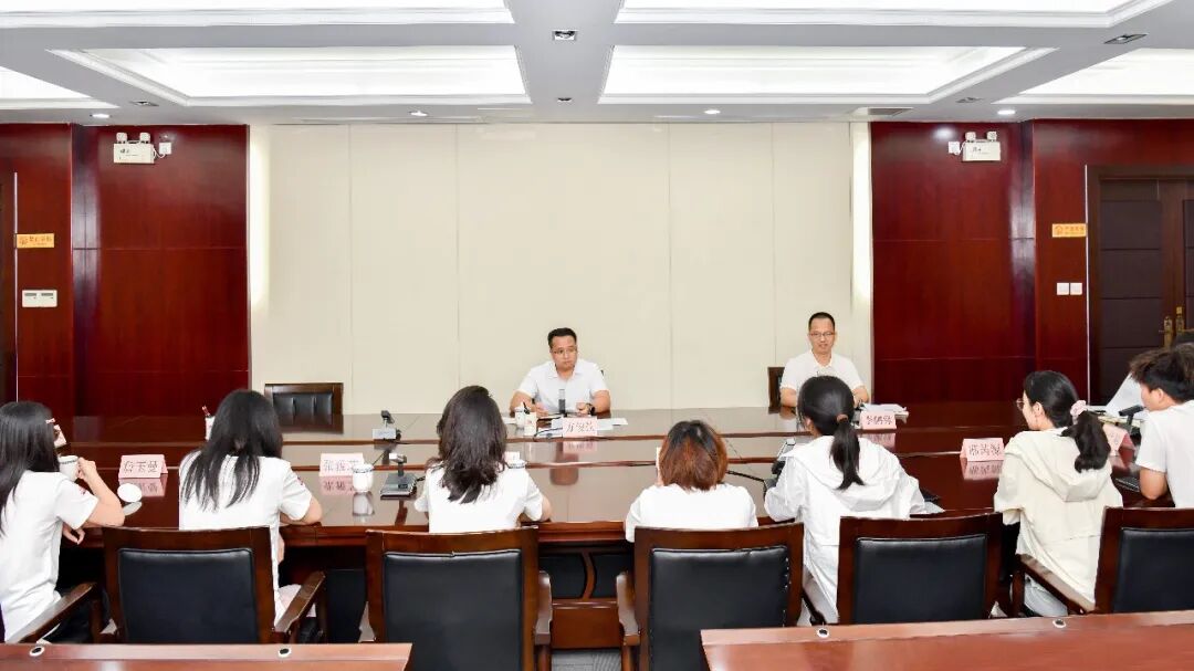 德化县委书记方俊钦与北京大学暑期实践团座谈交流
