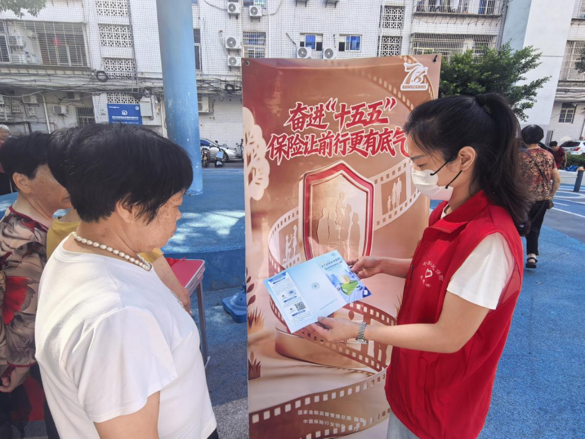 人保财险德化支公司开展“7·8全国保险公众宣传日”活动