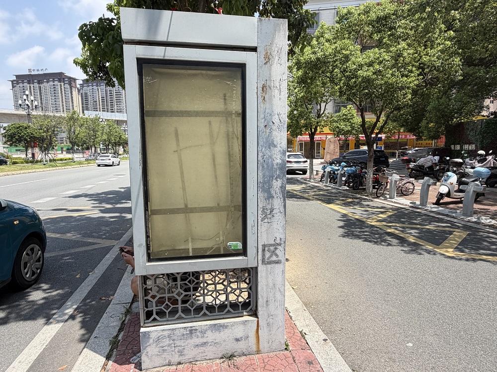 【民声直通车】泉州台商区管委会门口 公交站牌空空荡荡 长时间缺失线路信息