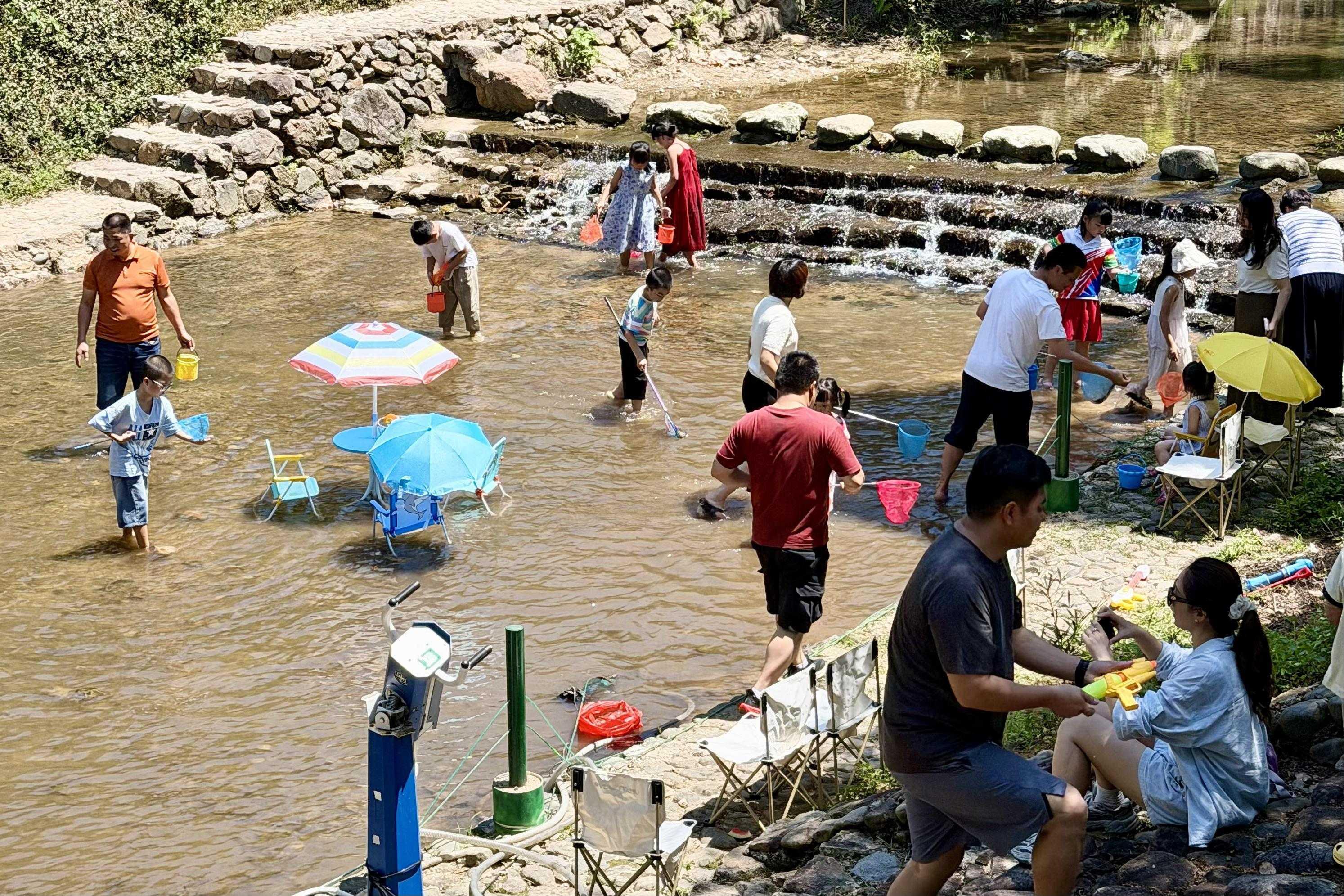 永春：吃瓜戏水享清凉 解锁夏日避暑新玩法