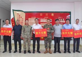 泉港區(qū)委、區(qū)政府主要領(lǐng)導(dǎo)分別帶隊(duì)走訪慰問(wèn)駐軍部隊(duì)