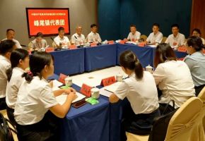泉港區(qū)政府主要領(lǐng)導(dǎo)深入代表團(tuán)參加討論