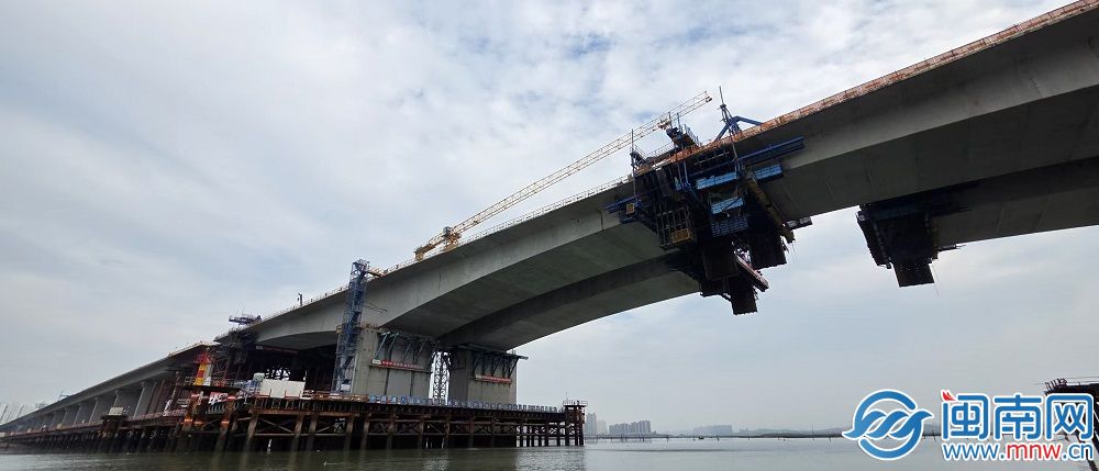 泉州金屿大桥项目主桥首个中跨合龙段顺利浇筑完成