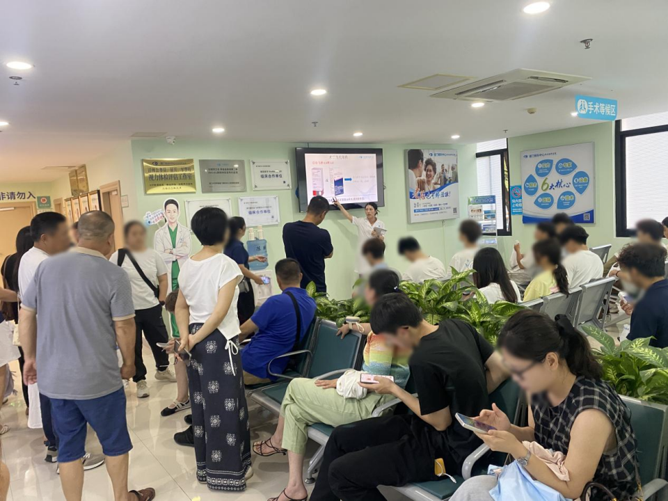 暑假摘镜热潮来袭，厦门眼科中心漳州眼科医院专家提醒：报考军校、参军需提前半年规划