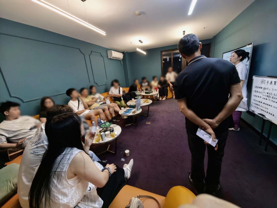 暑假摘镜热潮来袭，厦门眼科中心漳州眼科医院专家提醒：报考军校、参军需提前半年规划