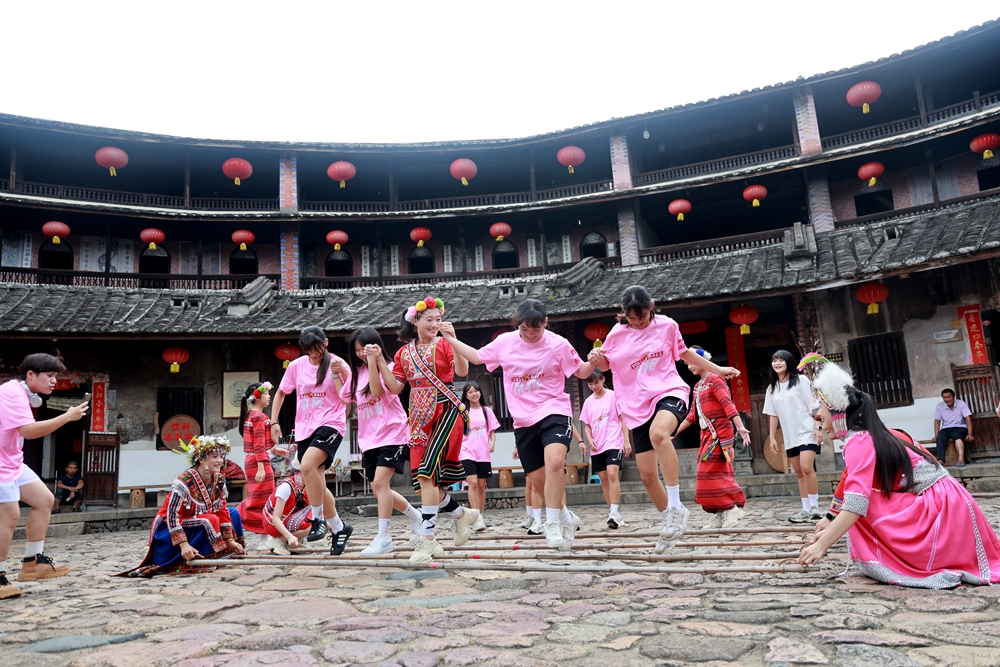 从土楼到工厂 48名台湾女排小将解锁华安魅力