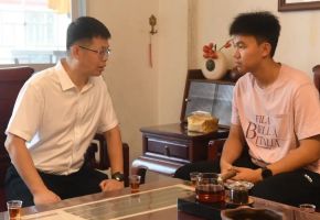 泉港區(qū)政府主要領(lǐng)導(dǎo)看望慰問高考優(yōu)秀學子