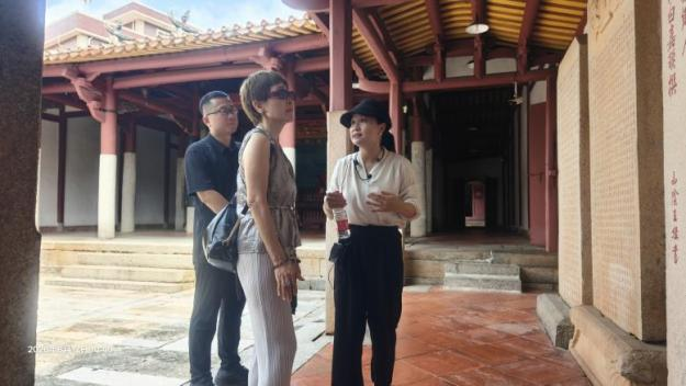 循着诗韵觅乡愁 余光中女儿余佩珊到访洛阳桥 