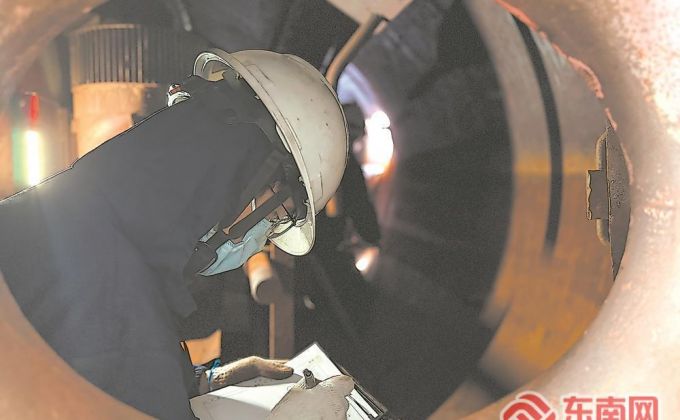 钻过400毫米“门” 蹲在45℃炉膛里