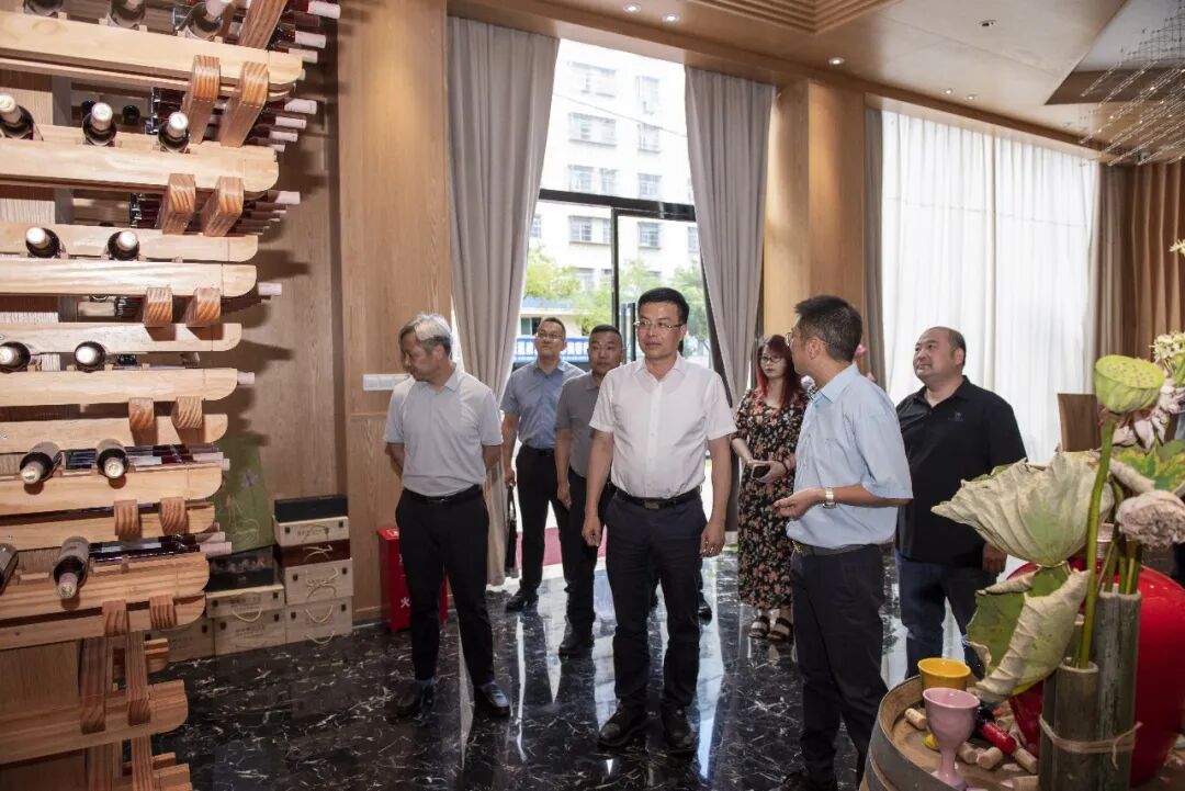 德化县长吴志朴调研农林特色产业工作