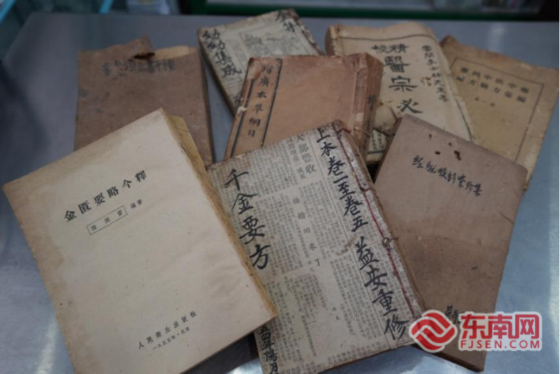 吴寿民收藏的各类中医典籍和自己整理总结的治病案例