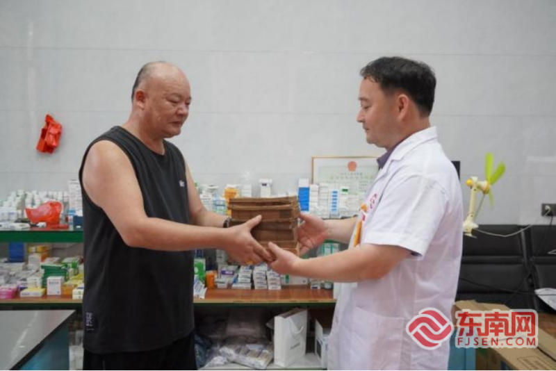堂叔吴天强将一批医药典籍拿给吴群雄学习。