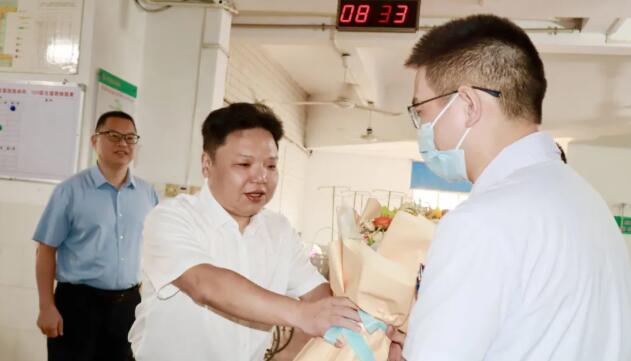 长泰区区长看望慰问一线医务工作者