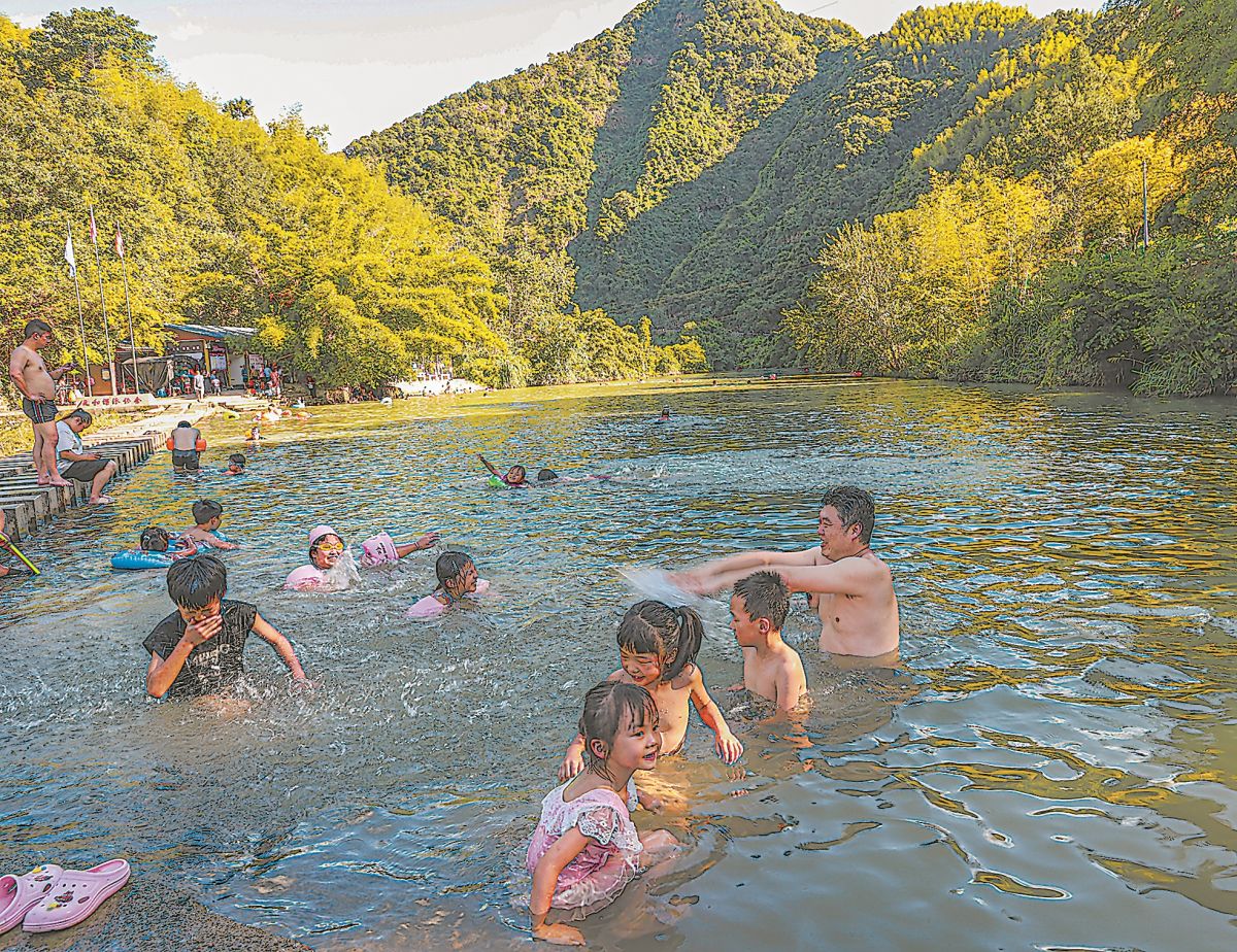 一溪碧水送清凉