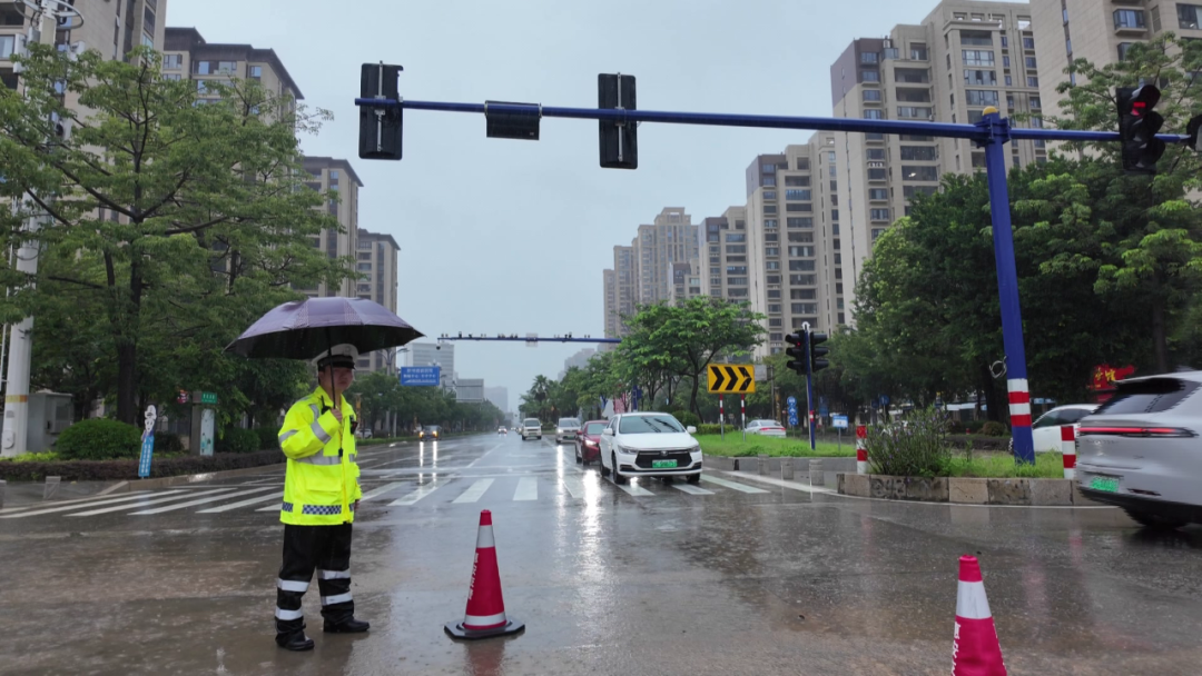 筑牢安全防线 | 暴雨积水 惠安县各镇各部门迅速反应排除隐患