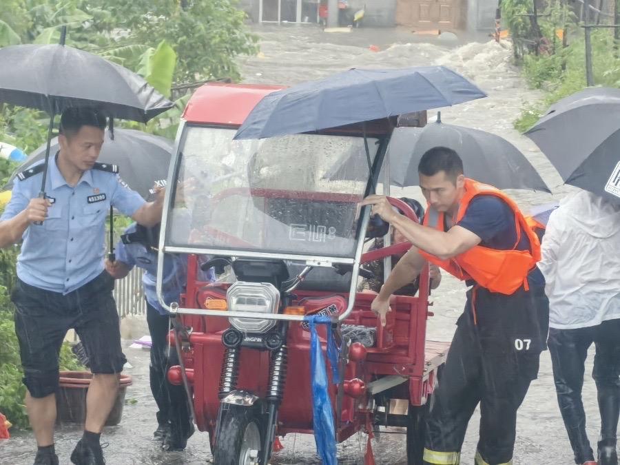 受强降雨天气影响，漳州古雷、晋江城区、龙岩新罗部分路段路面积水严重，出现车辆涉水熄火停滞。民警迅速赶赴现场，合力将故障车辆推移至安全区域，同步清理路面积水、疏导现场车流，提示过往车辆谨慎驾驶，全力保障道路通行安全有序。