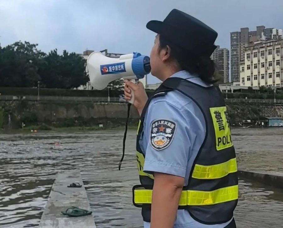 接连降雨导致河流水位急剧上涨。福安市公安局坂中派出所民警迅速赶赴沿岸各风险点位，拉起警戒线、划定危险区域，喊话劝离逗留、下水群众，严防溺水事故发生。
