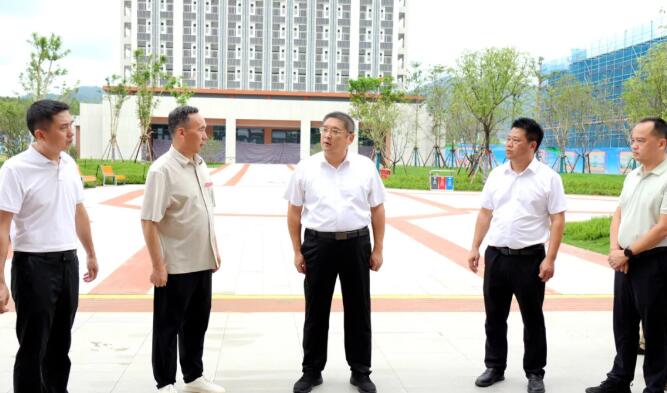严把安全关 护航开学季 漳州台商区党工委书记带队开展校园安全调研督导工作