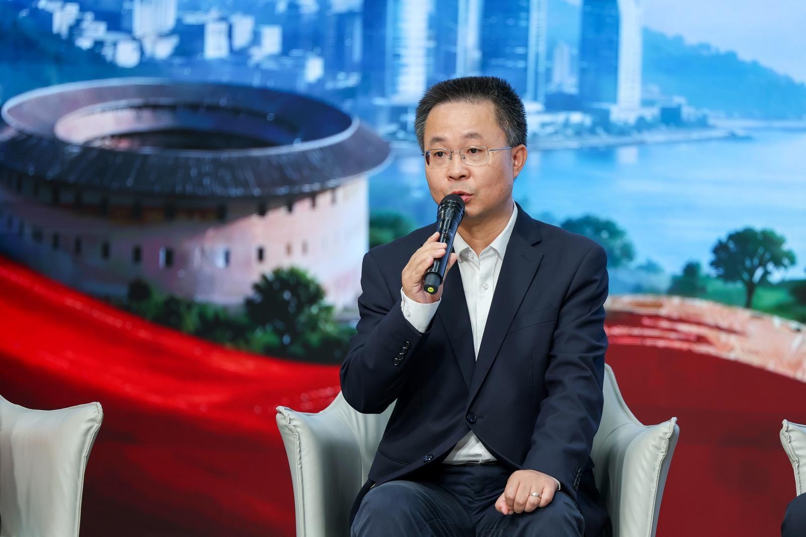 福建省援宁教育工作者代表,现任固原市第五中学校长卓江蛟。