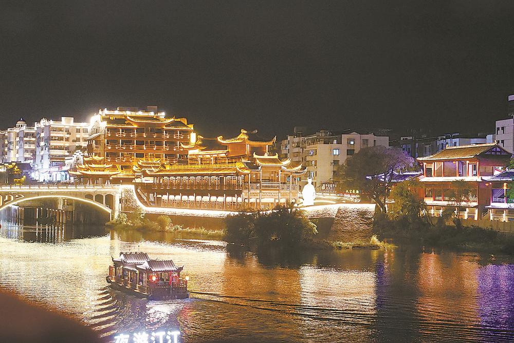夜幕下的长汀汀江两岸灯火璀璨，画舫游船穿行江面，游客沉浸式体验&ldquo;一江两岸&middot;夜游汀江&rdquo;项目。  